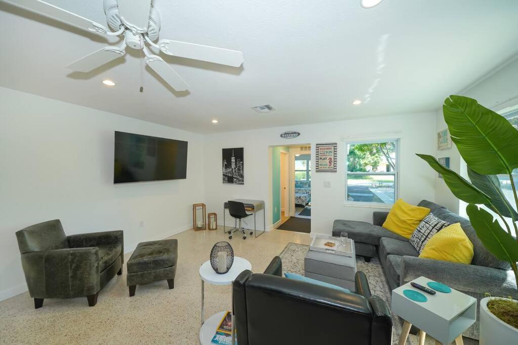 Modern, Fresh - Only 3 Miles To The Beach! Apartment Sarasota Exterior photo